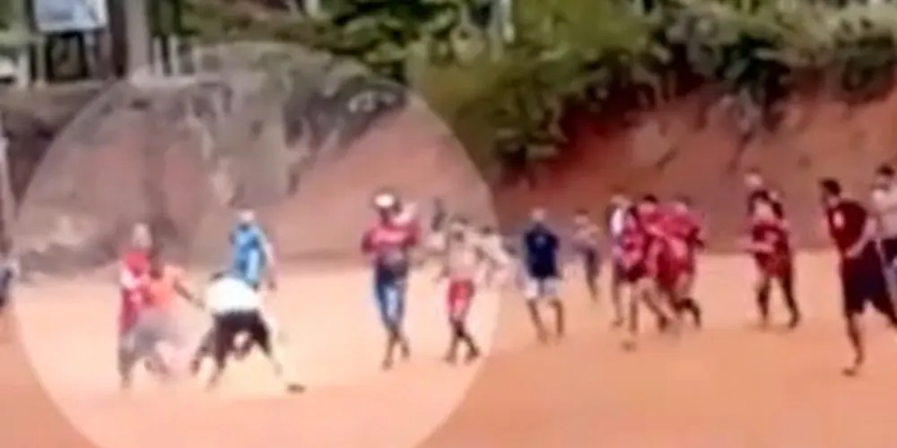 Jogador é esfaqueado por árbitro após briga em jogo de futebol