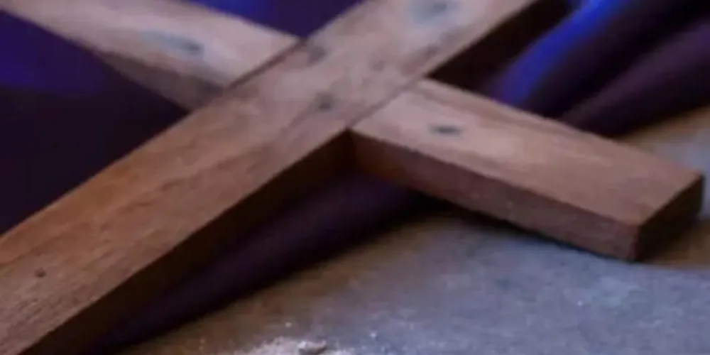 Marido agride mulher com crucifixo de madeira no PR