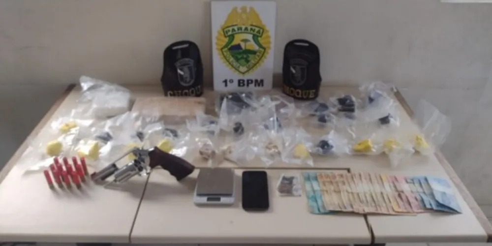 Arma e drogas foram encontradas com um homem de 27 anos, dentro de um carro