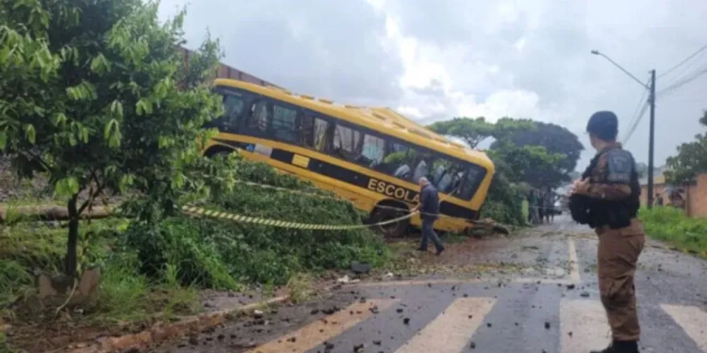 O veículo transportava 29 pessoas, sendo 25 crianças