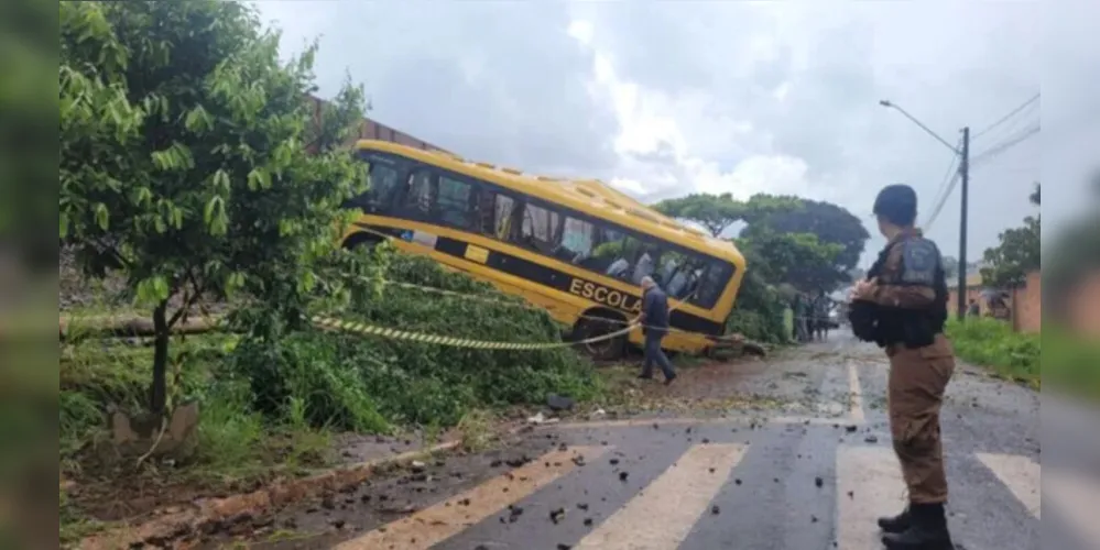 O veículo transportava 29 pessoas, sendo 25 crianças