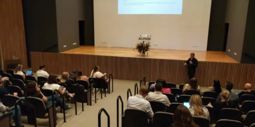 O primeiro encontro foi conduzido pelo consultor Dr. Silvestre Labiak Junior, professor titular da UTFPR