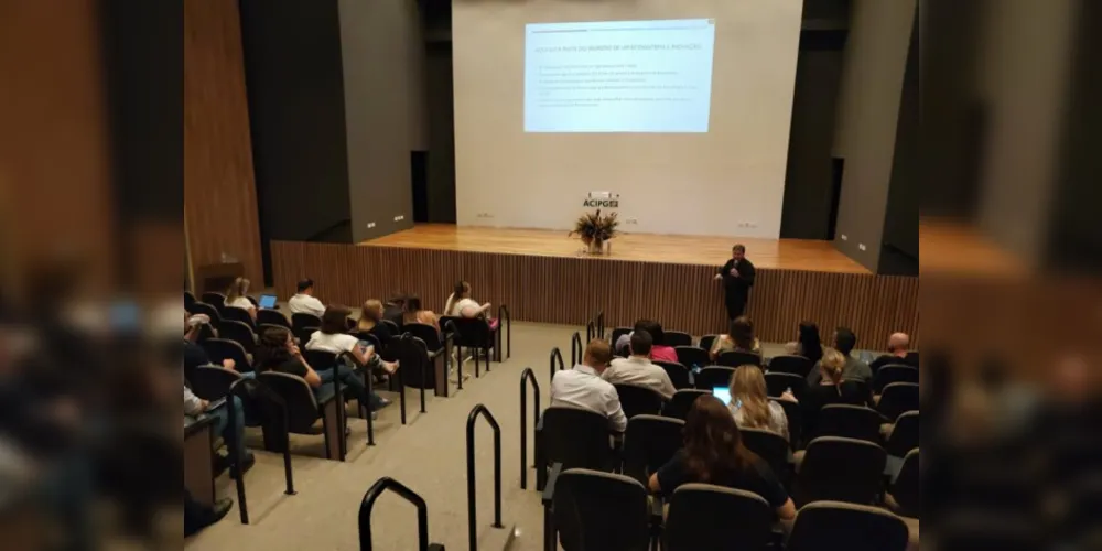 O primeiro encontro foi conduzido pelo consultor Dr. Silvestre Labiak Junior, professor titular da UTFPR