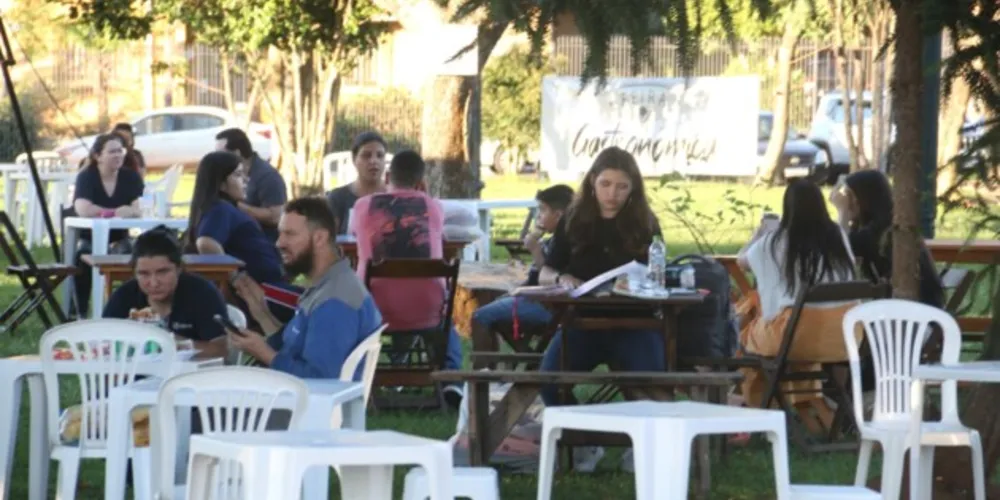 A feira terá à disposição do público deliciosos lanches, massas, espetinhos e grande variedade de bebidas