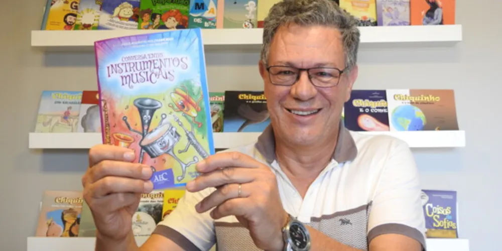 Oficina ministrada pelo historiador Fábio Holzmann acontece no Colégio Estadual Francisco Pires Machado