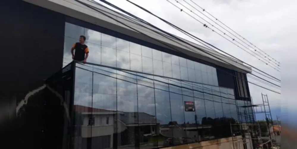 Trabalhos de alta qualidade são realizados na instalação de vários tipos de vidros