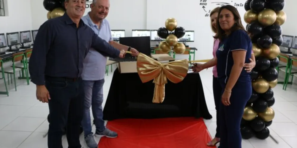 Prefeito Alvaro Telles e deputado estadual Moacyr Fadel estiveram presentes na cerimônia de entrega dos materiais