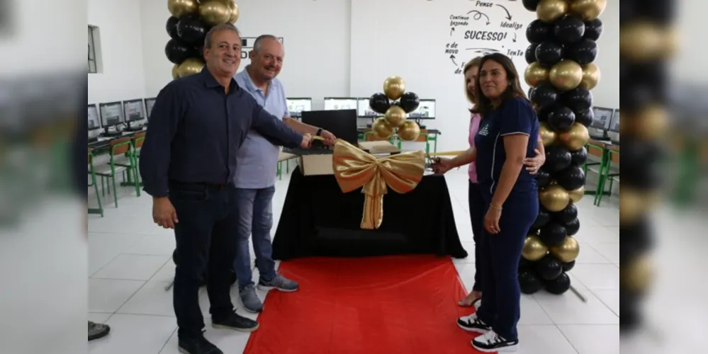 Prefeito Alvaro Telles e deputado estadual Moacyr Fadel estiveram presentes na cerimônia de entrega dos materiais