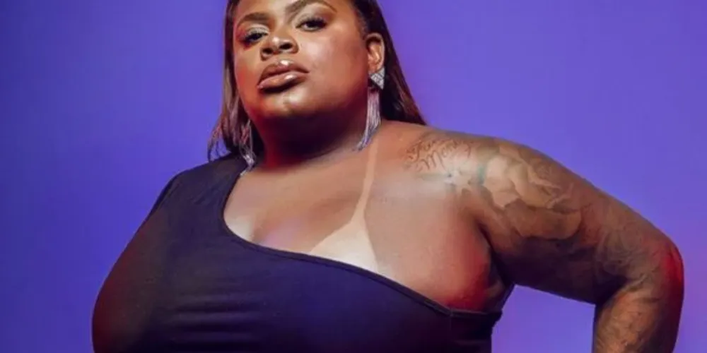 Ela afirmou que o local está tomado por uma “guerra” entre facções criminosas, e revelou que seu irmão participava do crime organizado