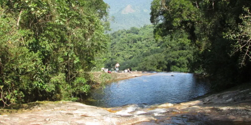 Cachoeira fica no Salto dos Macacos, local conhecido por ter uma piscina de 'borda infinita'