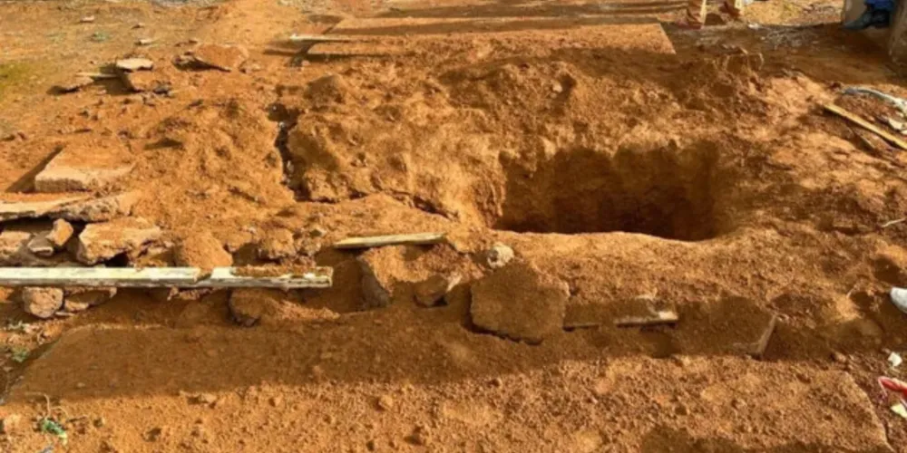 Apesar da situação, tanto o caixão quanto o corpo do assassino se mantiveram intactos