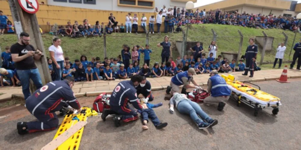 Estudantes entre 4 e 10 anos assistiram à simulação e participaram de palestras