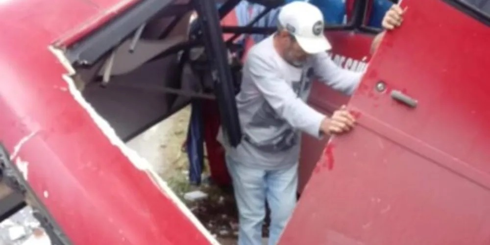 ônibus ficou destruído ao atingir árvores às margens da rodovia