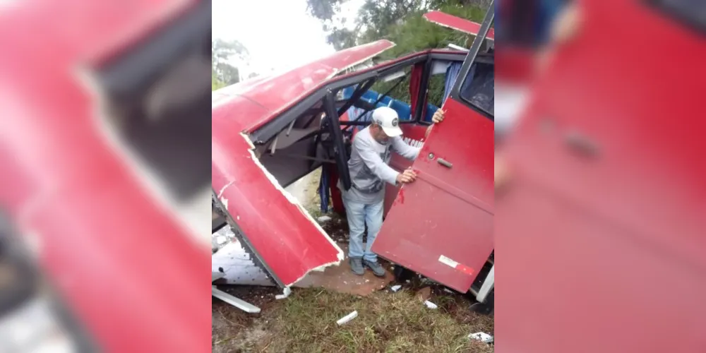 ônibus ficou destruído ao atingir árvores às margens da rodovia