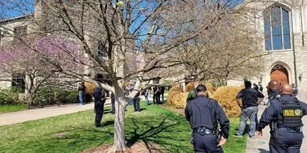 Segundo a imprensa local, mulher estaria com uma pistola e dois rifles