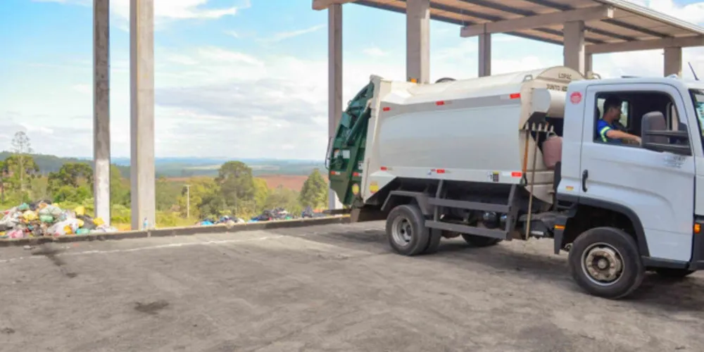 Uma Unidade de Transbordo é onde ocorre as transferências dos resíduos coletados das casas pelo caminhão, para um veículo de maior porte