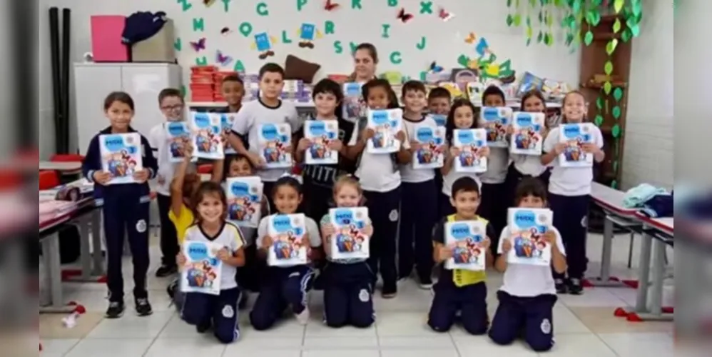 Além de impulsionar o aprendizado, o investimento também valoriza os educadores, melhorando as condições de trabalho