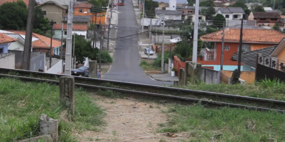 Relação entre trens que cruzam cidades, carros e pedestres sempre foi difícil