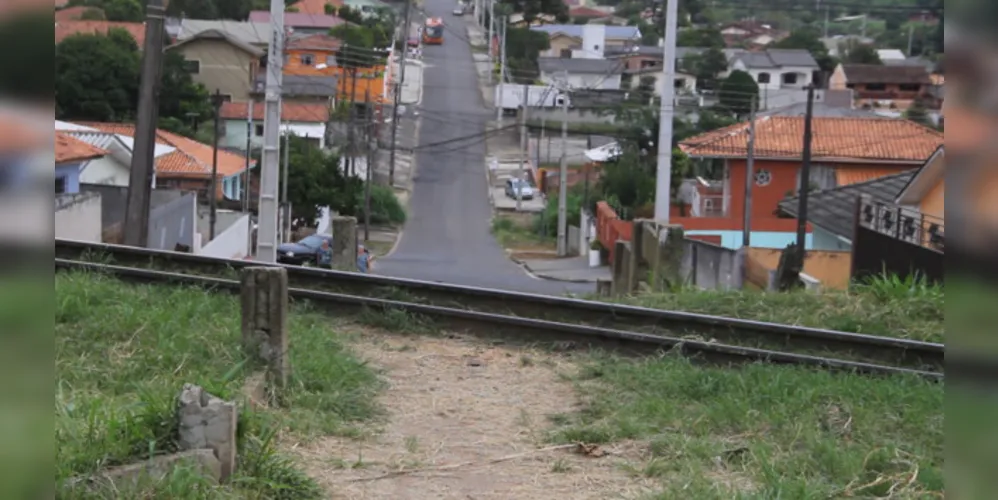 Relação entre trens que cruzam cidades, carros e pedestres sempre foi difícil