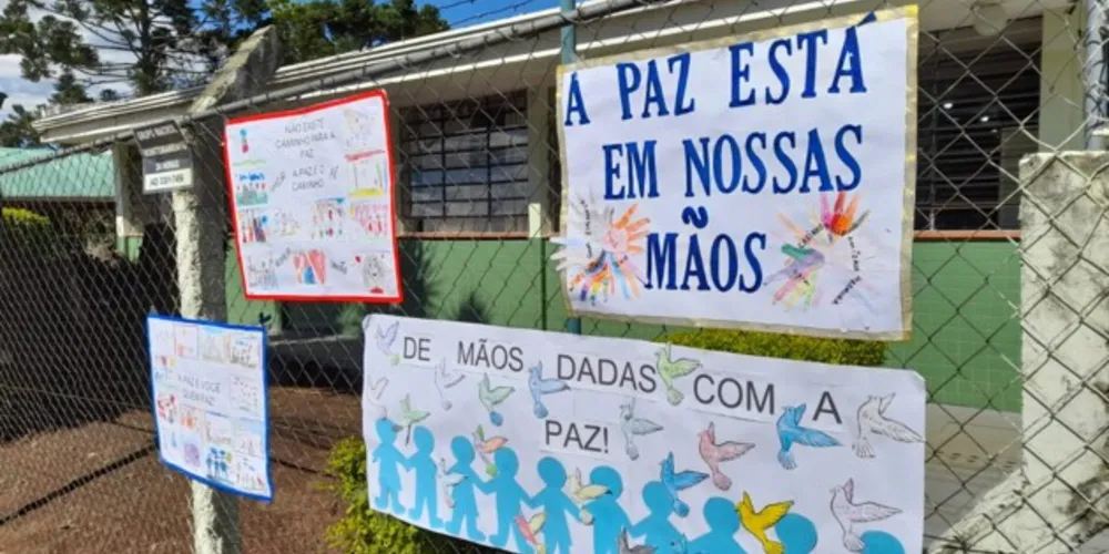 As atividades ocorrem na escola e também em casa, com a participação dos pais
