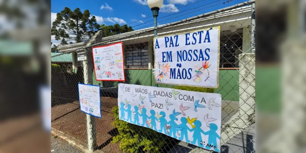 As atividades ocorrem na escola e também em casa, com a participação dos pais