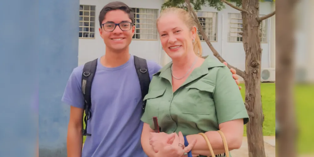 A professora Zilda Mara Consalter e seu orientando de Iniciação Científica, Guilherme Vargas Puchta