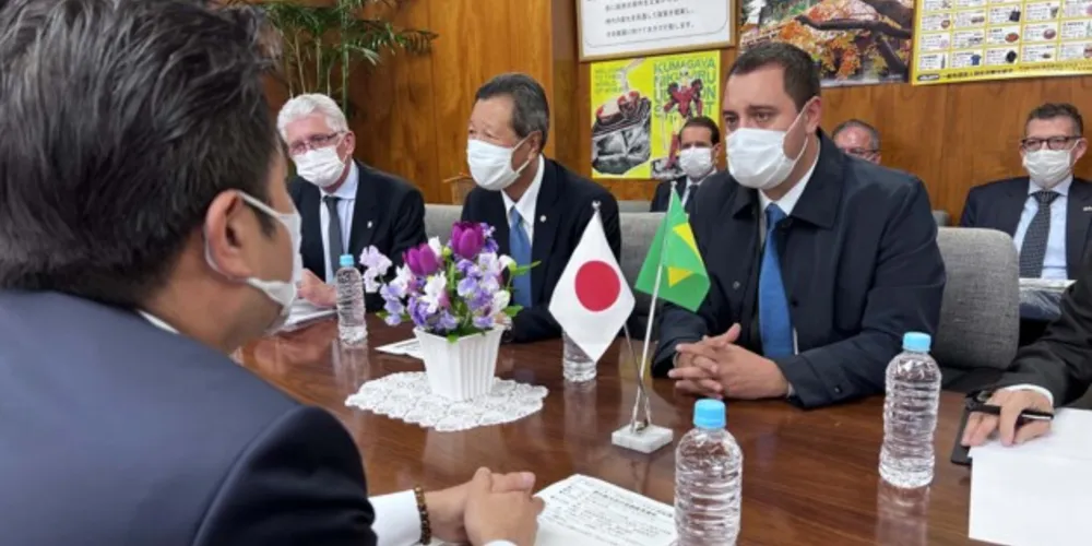 Ratinho Junior, governador do Paraná, em reunião com o vice-ministro da Agricultura do Japão