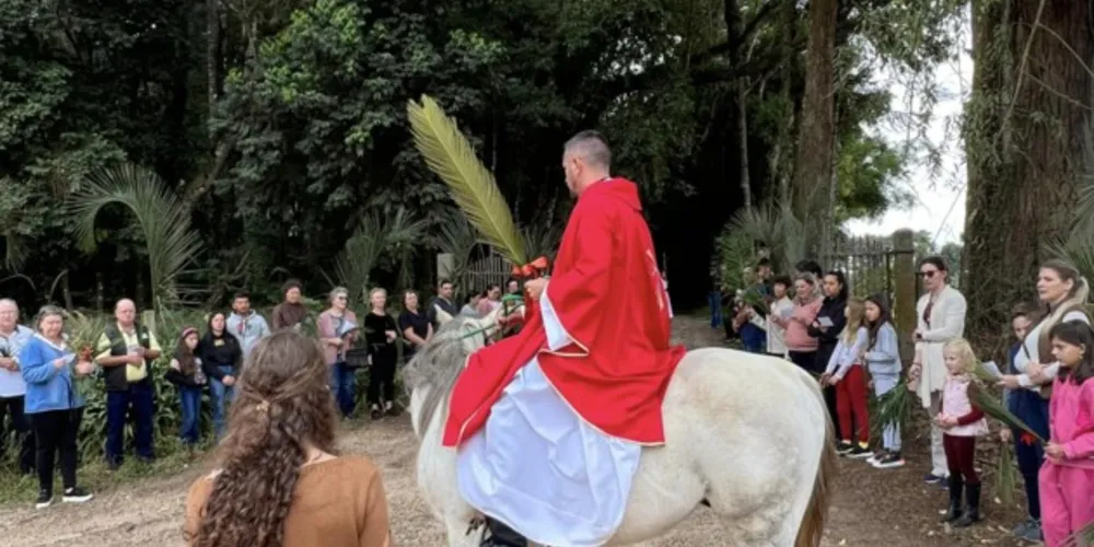 Na Capela Santa Terezinha, na Colônia Terra Nova, padre Cristiano Rodrigues conduziu a procissão a cavalo