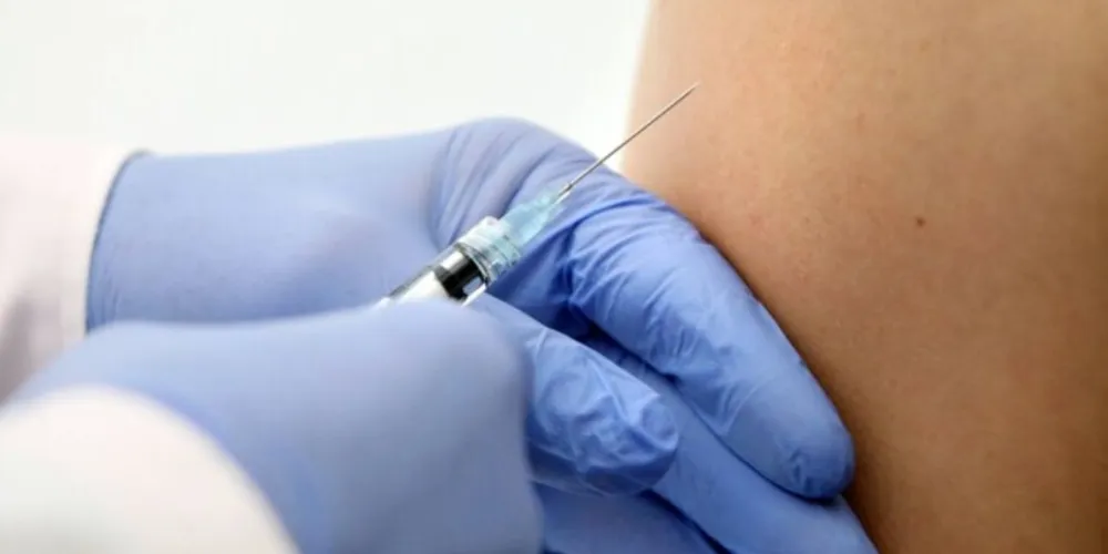 A aplicação é por via subcutânea em esquema de duas doses, em intervalo de três meses entre as aplicações.