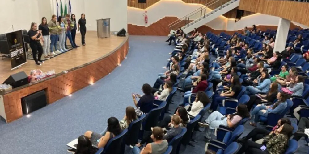 O lançamento foi realizado no auditório da UniCesumar e reuniu mais de 200 acadêmicas de diversos cursos da instituição