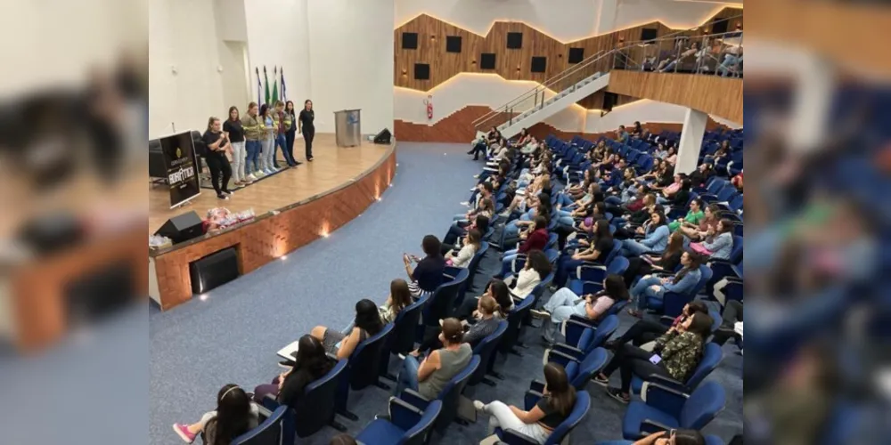 O lançamento foi realizado no auditório da UniCesumar e reuniu mais de 200 acadêmicas de diversos cursos da instituição