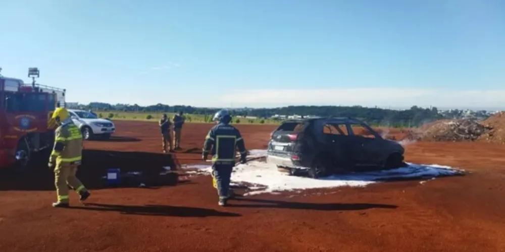 Carro foi localizado incendiado em um terreno no bairro 'Cidade dos Lagos'