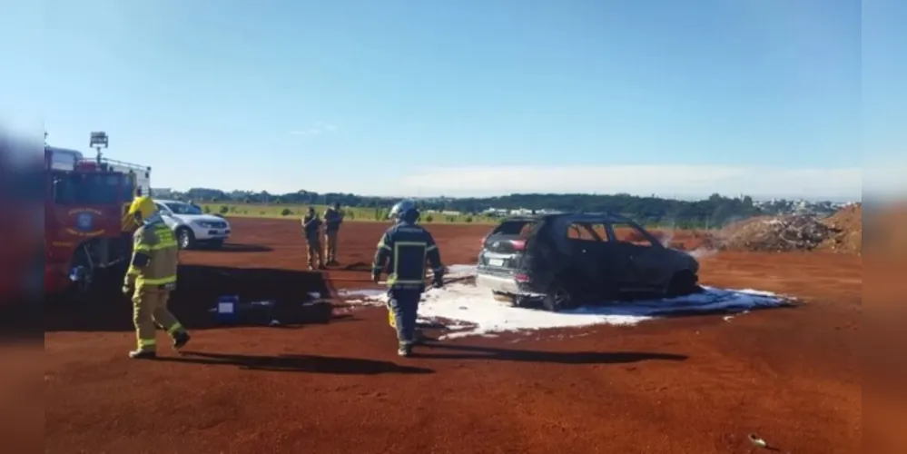 Carro foi localizado incendiado em um terreno no bairro 'Cidade dos Lagos'