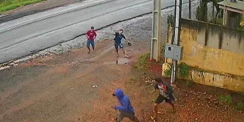 Dois homens correram para afugentar os criminosos com pedradas