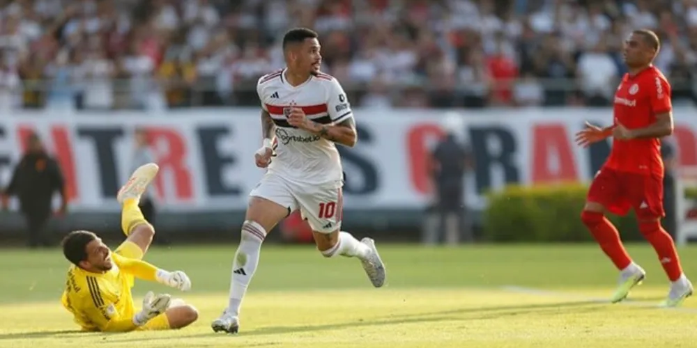 Gols foram anotados no primeiro e no segundo tempo