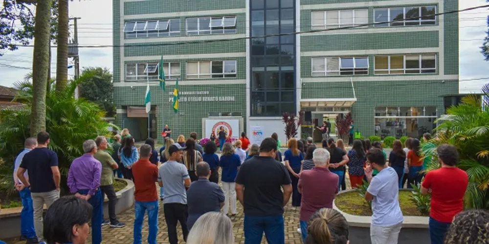 Durante o evento, servidores municipais entoaram o hino do município e assistiram a uma apresentação cultural