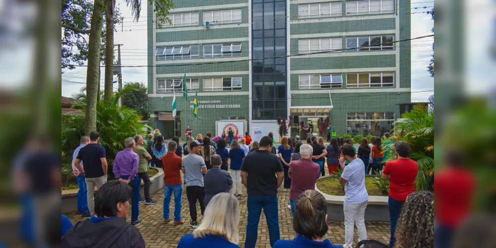 Durante o evento, servidores municipais entoaram o hino do município e assistiram a uma apresentação cultural