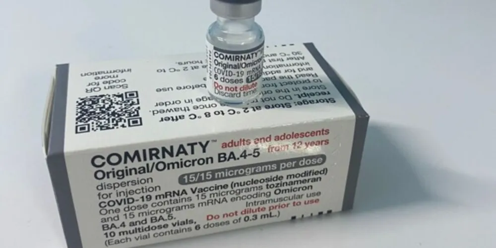 O esquema recomendado é de uma dose da vacina COVID-19 bivalente do fabricante Pfizer nos indivíduos que tenham recebido ao menos duas doses de vacinas monovalentes como esquema primário