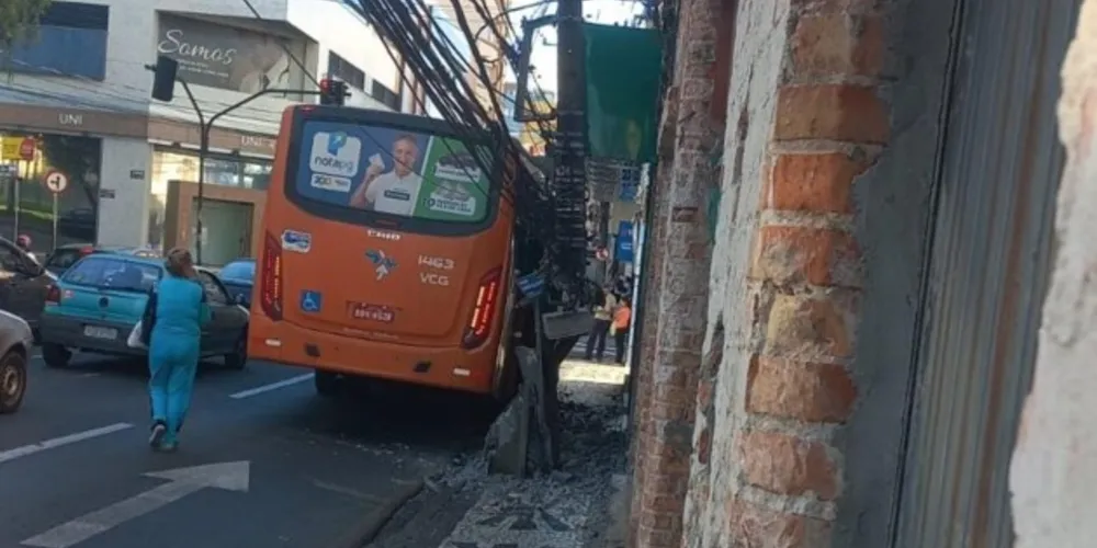 Acidente com ônibus da VCG aconteceu na frente da Igreja dos Polacos