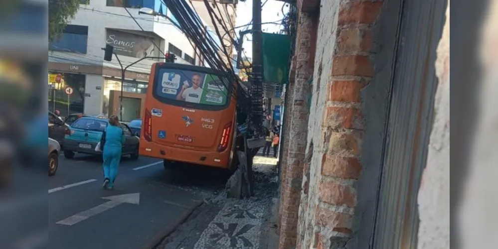 Acidente com ônibus da VCG aconteceu na frente da Igreja dos Polacos