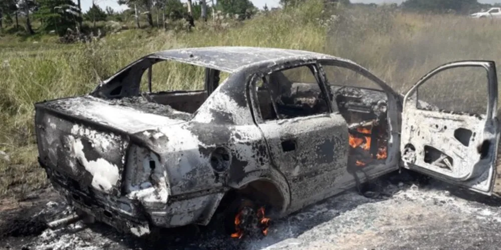Automóvel ficou totalmente destruído após o incêndio