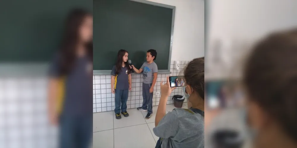 Vamos Ler valoriza e incentiva o uso de novas tecnologias e mídias digitais em sala de aula, visando desenvolver o senso crítico dos alunos nestas relações