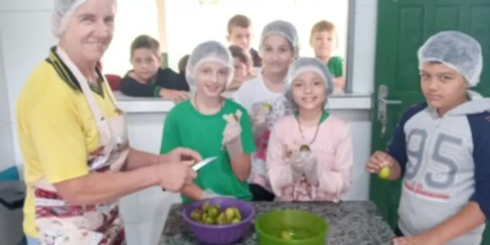 Alunos colocaram 'a mão na massa' para produção do trabalho