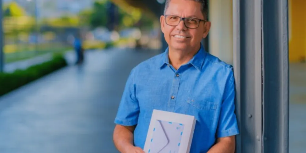 Em comemoração, o professor e escritor estará lançando um novo livro de poemas. O lançamento, aberto ao público, será realizado às 18h, desta quarta-feira (01), no Sesc Estação Saudade