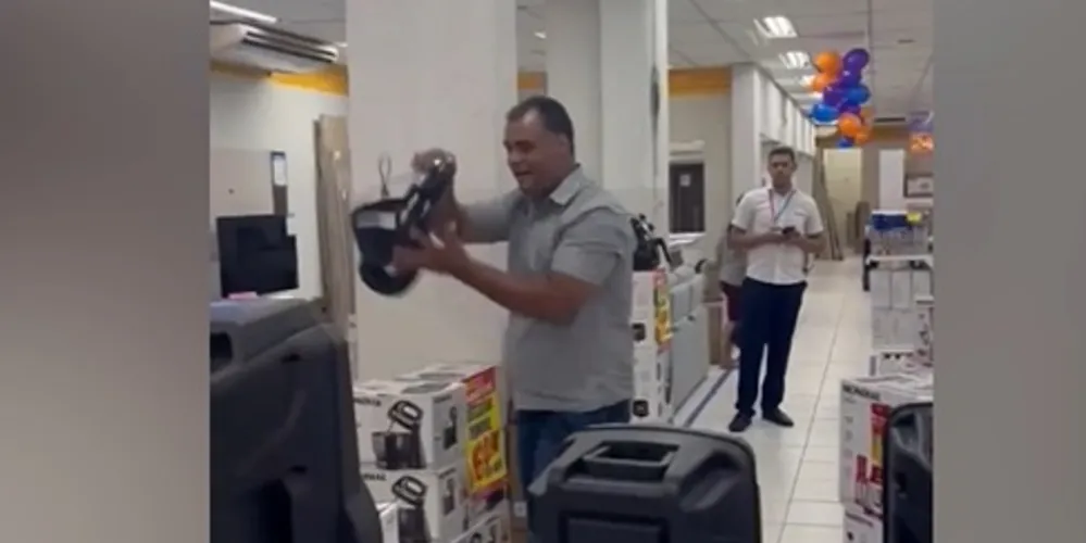 Caso foi na cidade de Ponte Nova e homem que aparece nas imagens foi detido pela PM