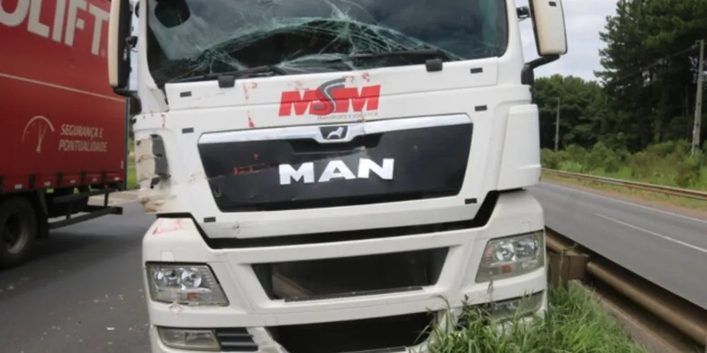 Acidente envolveu três caminhões