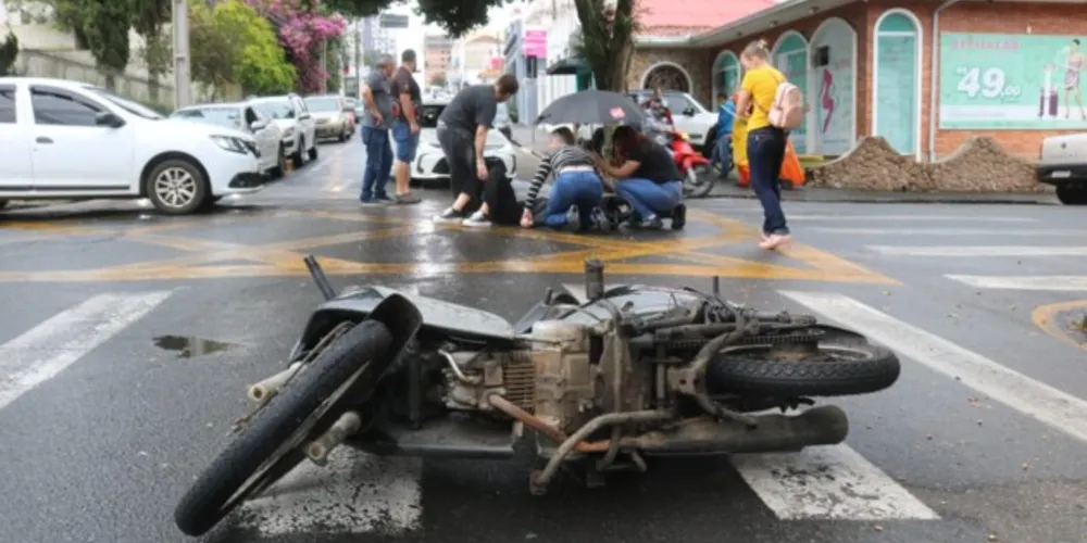 Mulher que pilotava a moto foi socorrida por equipes do Corpo de Bombeiros (Siate) e encaminhada para a UPA Santana