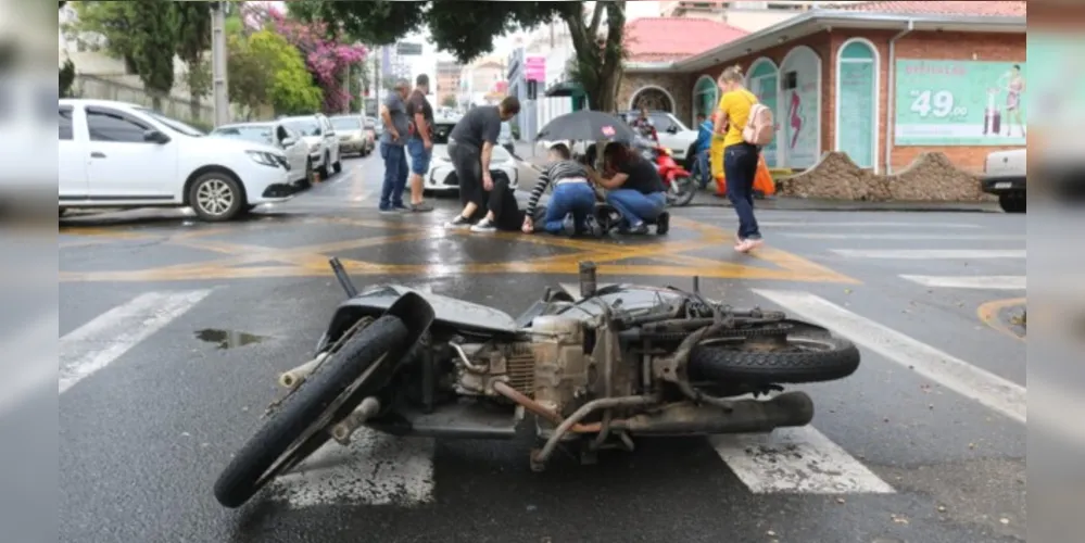 Mulher que pilotava a moto foi socorrida por equipes do Corpo de Bombeiros (Siate) e encaminhada para a UPA Santana