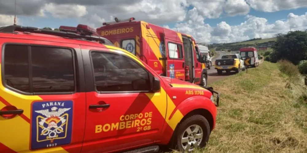 Equipes de socorro atuaram nas ações de resgate e retiraram o corpo de dentro do carro