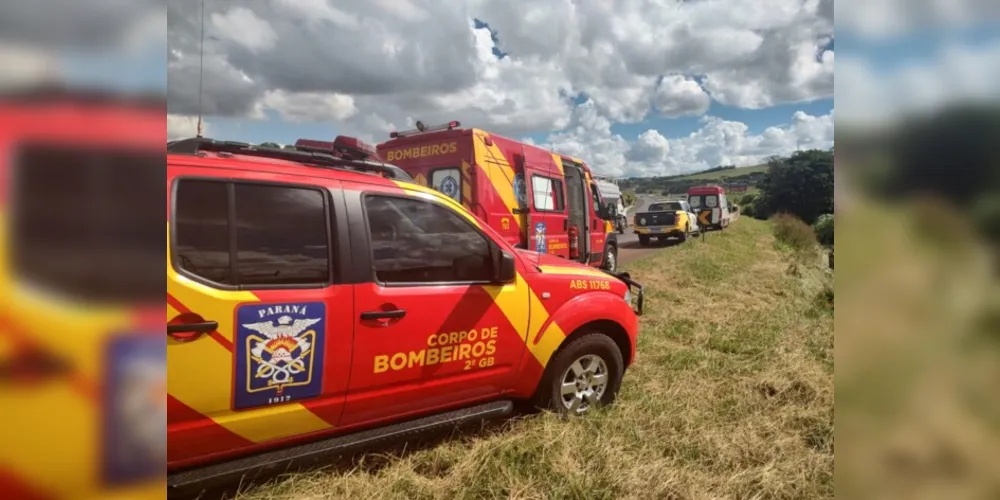 Equipes de socorro atuaram nas ações de resgate e retiraram o corpo de dentro do carro